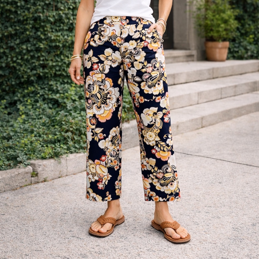 ✨ Chico's Black and Cream Floral Women's Pants.